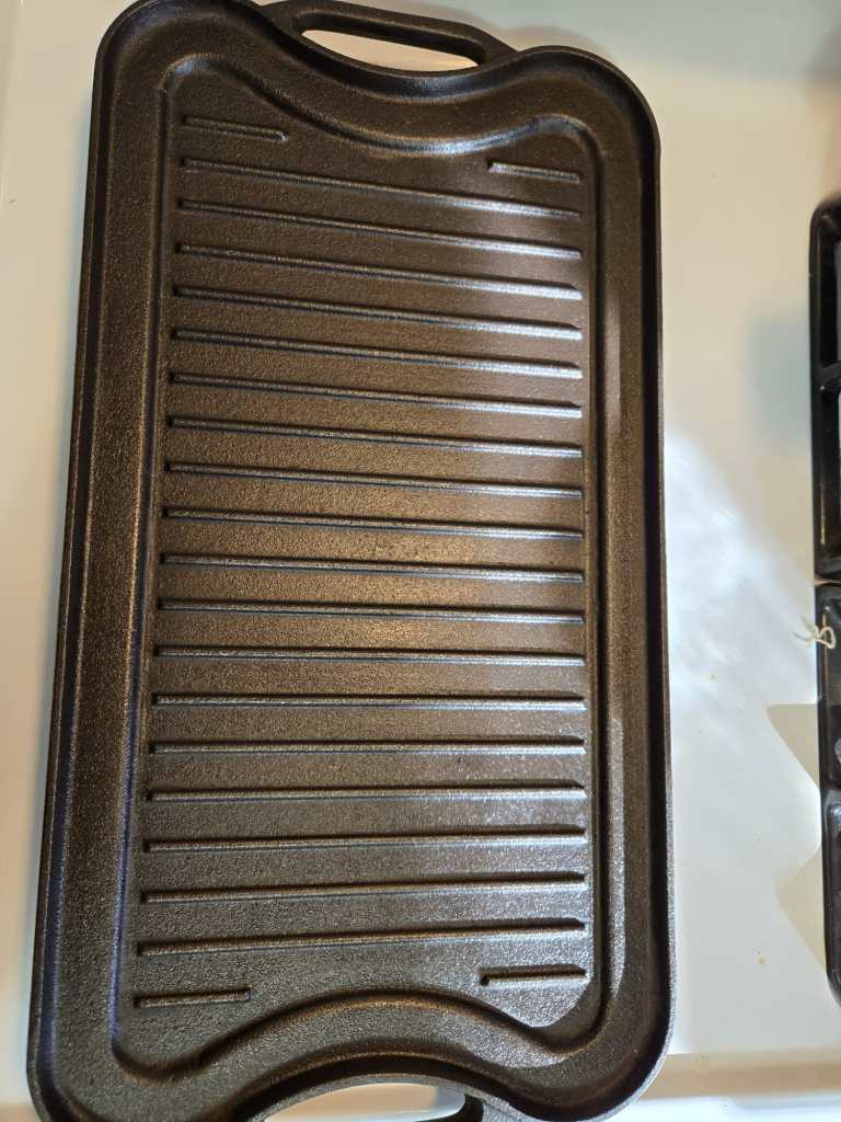 Same cast iron grill pan as above, but after restoration and one seasoning.